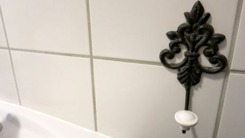 glaenzende fliesen mit autoshampoo
