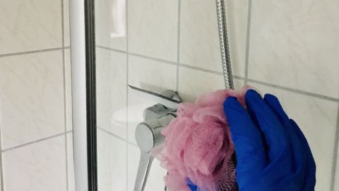 Wenn du mal keine Zeit hast die Dusche zu putzen, dann reicht eine Schnellreinigung mit einem ausrangierten Duschschwamm.