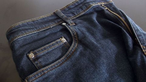 Um in dunklen Jeans die Farbe lange zu erhalten, kann man diese mit Essig vorbehandeln.