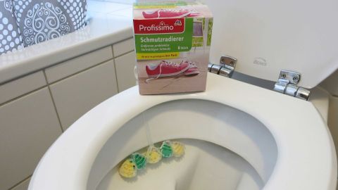 Gegen Urinstein und Kalkablagerungen in der Toilette hilft ein Schmutzradierer. Es funktioniert einfach super.