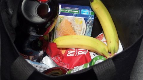 Nach Möglichkeit ohne Einkaufswagen einkaufen gehen, sondern mit einer Stofftasche, dann kauft man nur dass, was man wirklich braucht.