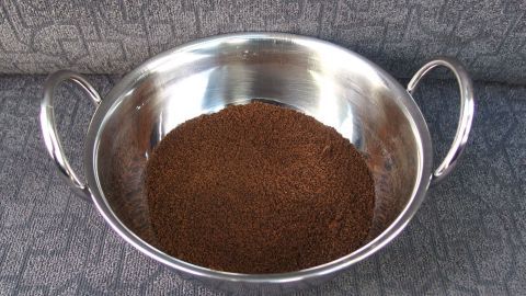 Wagen riecht wieder wie neu - Gerüche im Auto mit Kaffee neutralisieren.