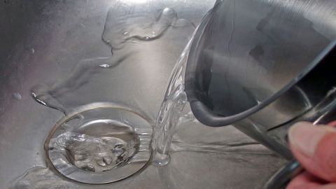 Heißes Wasser und Spülmittel kann - regelmäßig angewendet - helfen den Abfluss frei zu halten.