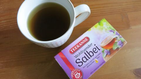 Gegen Fußgeruch helfen sehr gut regelmäßige Fußbäder mit Salbeitee. Anfangs jeden Tag, nach einer Weile jeden zweiten Tag.