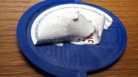 Aufkleber von z. B. Preisschildern kann man mit Zitronensaft entfernen.
