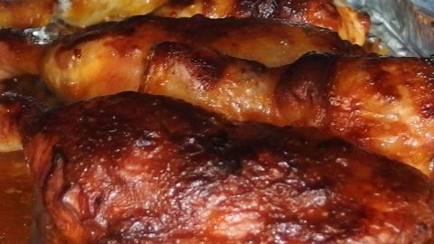 Knusprige Haut beim Grillhähnchen bekommt man mit einer Mischung aus gewünschten Kräutern und einem Schuss Bier.