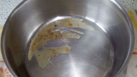 Eingebranntes in Töpfen und Pfannen entfernen mit Essig.