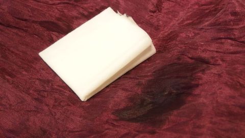 Frische Schokoladenflecken, Dreckflecken, Soße, etc. lassen sich prima mit Feuchttüchern entfernen.
