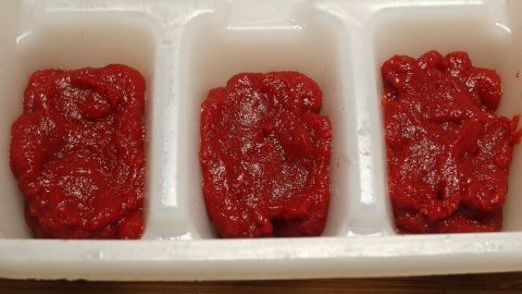 Ich friere eine Ladung Tomatenmark im Eiswürfelbehälter ein und nehme dann jeweils die Anzahl Tomatenwürfel zum Kochen, die ich gerade brauche.