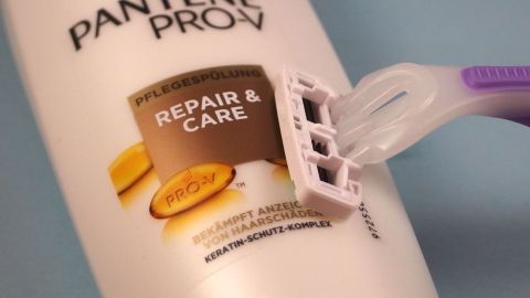 Vor dem Rasieren der Haare, diese mit Haarspülung behandeln: Verhindert Bildung von Pickelchen.
