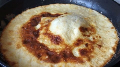 Um einen dicken und lockeren Pfannkuchen zu bekommen, den Teig vor dem Backen etwa 15 Minuten ruhen lassen