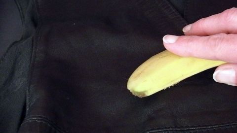Leder mit Bananenschale pflegen.