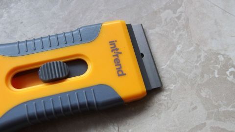 Getrocknete Farbspritzer auf Böden (Fliesen, Laminat, Parkett) ganz einfach entfernen.