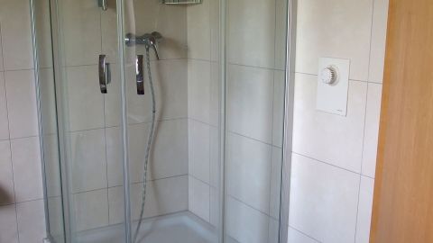 Kalkbildung in Duschkabinen nach jedem Duschen mit heißem Wasser verringern.