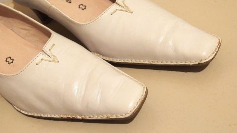 Dunkle Gebrauchsstreifen auf hellen Schuhen mit Make-up Entferner entfernen. Funktioniert bei Leder und Plastikschuhen, nicht bei Stoffschuhen.