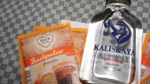 Wenn man merkt, dass man kein Backpulver zu Hause hat, einfach Alkohol als Ersatz nehmen. Man gebe z.B. bis zu vier Esslöffel Rum in den Teig.