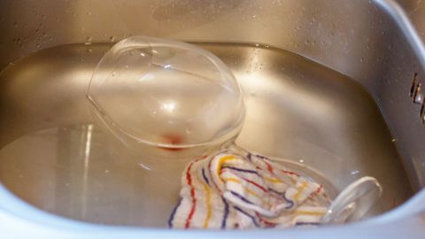 Gegen trübe Gläser: Gläser in Wasser mit einem Schuss Salmiakgeist geben, danach mit einem sauberen, trockenen Tuch polieren.