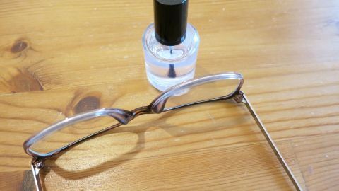 Ist eine Schraube an der Brille locker? Ein Tropfen farbloser Nagellack lässt sie für immer festsitzen.