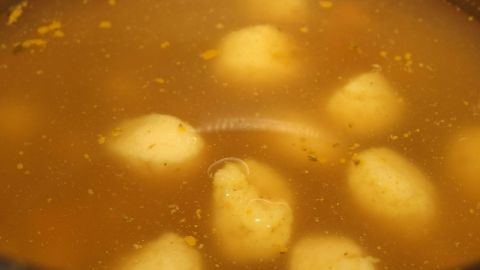 Suppen richtig würzen: Zu jeder Suppe gehören nicht nur Salz und Pfeffer, sondern auch ein Schuss Zitrone, und ein wenig Zucker.