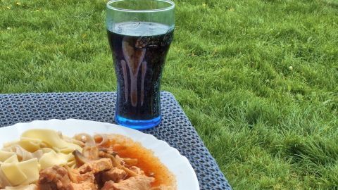 Fleisch wunderbar weich kochen mit Cola. Ist bei Gulaschkanonen seit langer Zeit ein angewandter Trick.