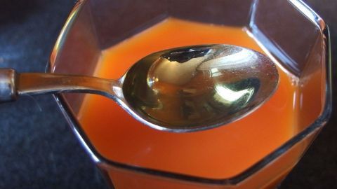 Karottensaft mit Öl trinken - dadurch kann der Körper das Vitamin A aufnehmen, ansonsten würde dies verloren gehen.