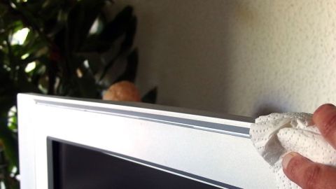 Edding von Möbeln & glatten Oberflächen entfernen mit Autopolitur.