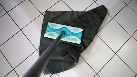 Bevor man Bad und Küche scheuert, sollte man nicht fegen, sondern den trockenen Wischlappen nehmen und mit dem Schrubber einmal durch Bad und Küche gehen.