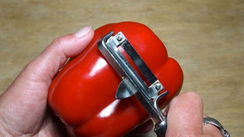 Lästiges Aufstoßen nach dem Genuss von Paprika kann man vermeiden, wenn man sie mit einem Sparschäler schält.