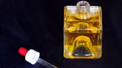 Gegen Ohrenschmerzen soll Mandelöl helfen. Das Mandelöl dafür leicht erwärmen und morgens und abends mit einer Pipette ins Ohr träufeln.