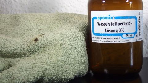 Wasserstoffperoxid hat ein Sauerstoffteilchen mehr als Wasser, von daher löst es das Blut leichter/besser.