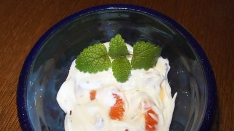 Der sonst so "stumpfe" Quark wird mit Mineralwasser ganz cremig und Quarkspeisen werden viel leckerer.