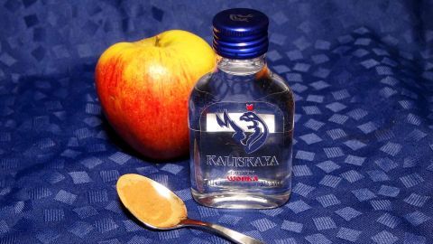 Wodka, Apfelsaft und eine Prise Zimt: Riecht wie Apfelstrudel und schmeckt auch so. Lecker.