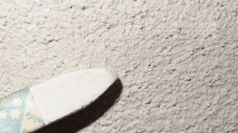 Leichte Beschädigungen oder Schmutzflecken auf weißer Zimmerwand- oder Decke an der Raufaser kaschieren.