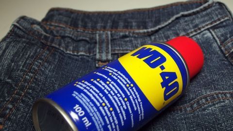 Harz bzw. Pech auf der Jeans entfernt man mit WD40. Am besten, wenn der Fleck noch frisch ist.