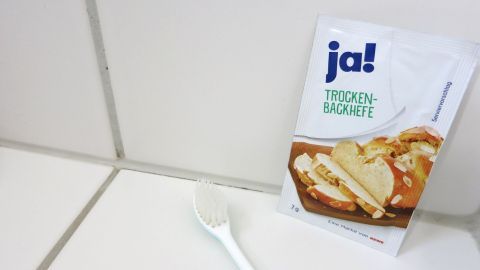 Schimmel in Silikonfugen? Du kannst ihn mit Trockenhefe, Wasser und einer alten Zahnbürste entfernen.