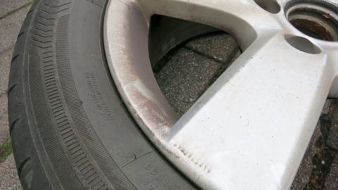 Bremsstaub und sonstigen Dreck von den Alufelgen mit Benzin und einem Tuch entfernen.