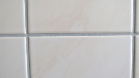 Schimmel in der Dusche kann man mit Nagellackentferner wegbekommen.