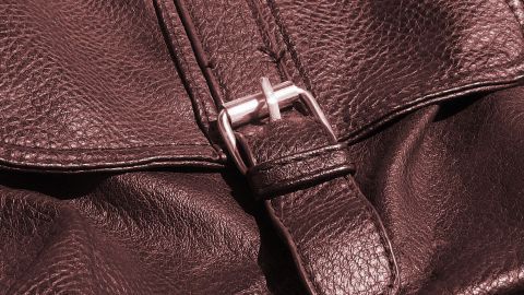 Um Leder weich zu machen und es zu imprägnieren, hat mir eine ältere Verkäuferin in einem Fachgeschäft für Lederwaren einen tollen Tipp gegeben: Das Leder einfach mit einer billigen, unparfümierten Bodylotion einreiben.