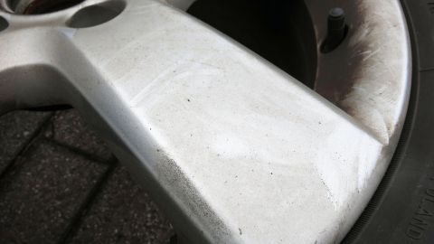 Perfekt saubere Alufelgen: Den Bremsstaub auf Alufelgen mit Essig und Zahnbürste erfolgreich entfernen.