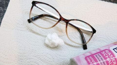 Brille mit Rasierschaum reinigen: So kann Mann (Frau) die ca. 2-minütige Einwirkzeit für Rasiergel / -schaum sinnvoll für den 100%igen morgendlichen Durchblick nutzen.