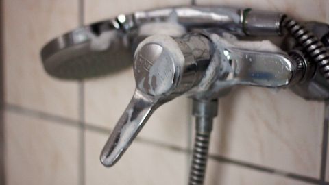 Kalk mit Klarspüler entfernen: Füllt man den Klarspüler in eine leere Glasreiniger Sprühflasche um, kommt man auch an unzugängliche Stellen (Dusche, Wasserhähne etc.).
