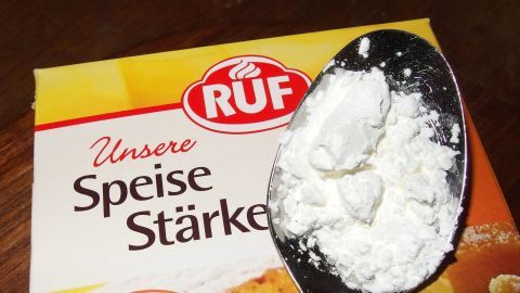 Fettflecken an der Wand mit einer Paste aus Speisestärke und Wasser entfernen.