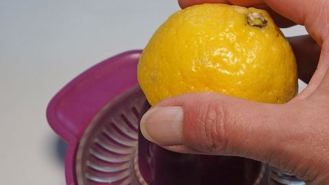 Augenringe? Kein Problem, einfach eine Zitrone auspressen und eine geringe Menge auf die betroffenen Stellen einmassieren, aber ACHTUNG, darf nicht ins Auge gelangen, sonst brennt es höllisch.