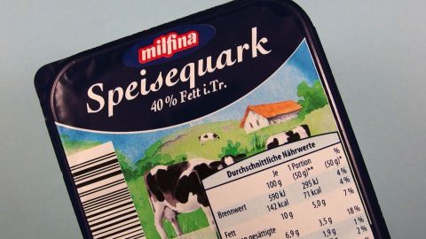 Bei leichtem Sonnenbrand: Quark oder Naturjoghurt aus dem Kühlschrank auf die betroffenen Stellen streichen. Das kühlt schön und fördert den Heilungsprozess.