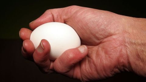 Bei Sehnenscheidentzündung hilft es ein warmes gekochtes Ei in der Hand zu halten.