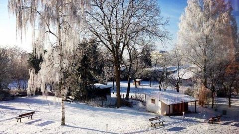 Gartentoilette (Laube): Mithilfe von Frostschutzmittel gefriert das Wasser nicht und die Toilette riecht nach dem Winter nicht.