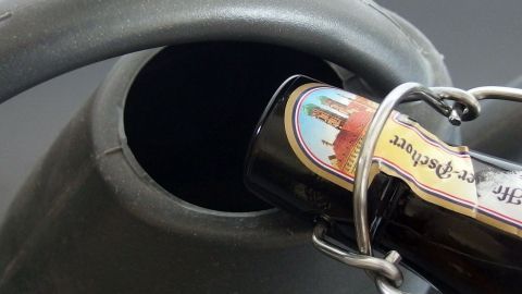 Abgestandenes Bier schmeckt ja am anderen Tag nicht mehr so lecker. Ich schütte also die Flasche in die Gießkanne. Die Pflanzen danken es dir - sie blühen länger und sind kräftiger.