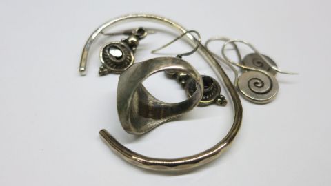 Angelaufenen Silberschmuck mit Bier reinigen: Reinigt besser als jedes teure Putzmittel.