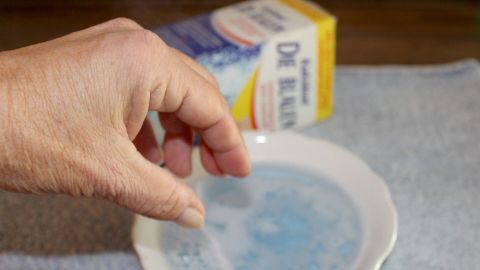 mit gebissreiniger gegen braune finger