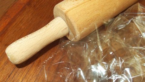 So rollt man Teig aus, ohne dass dieser am Nudelholz kleben bleibt und ohne Mehl verwenden zu müssen.